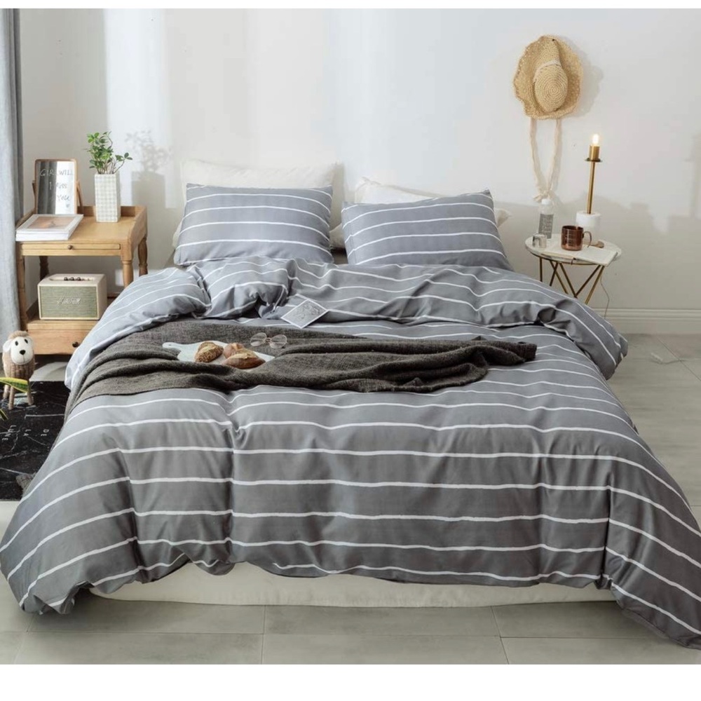 3 piece Queen Size Gray Striped Comforter Set. Comforter and 2 Pillow Cases BNWT